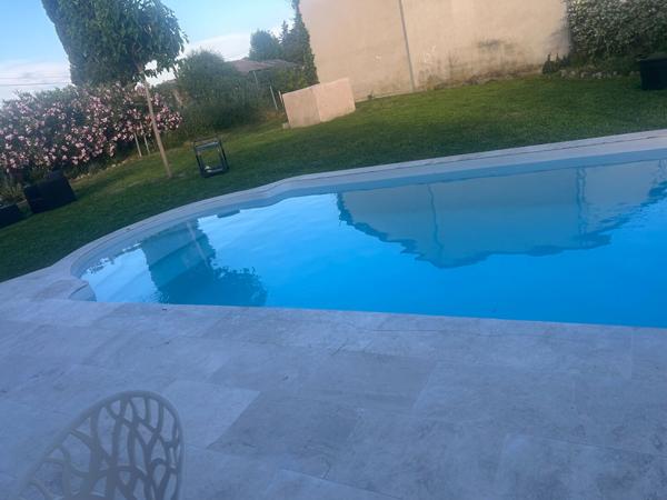 Maison T4 de 106 m² à louer sur Sénas avec terrain de 1577 m² et piscine Senas