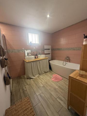 Maison T4 de 106 m² à louer sur Sénas avec terrain de 1577 m² et piscine Senas