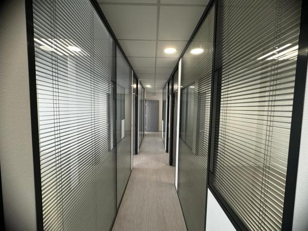 Bureaux à louer à Osny rénovés avec climatisation et stationnement