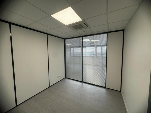 Bureaux à louer à Osny rénovés avec climatisation et stationnement