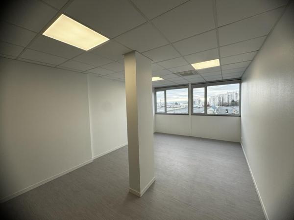 Bureaux à louer à Osny rénovés avec climatisation et stationnement