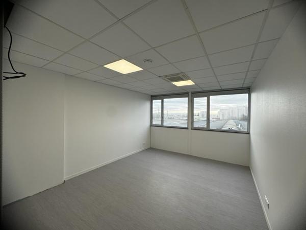 Bureaux à louer à Osny rénovés avec climatisation et stationnement