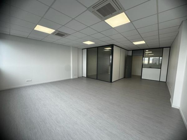 Bureaux à louer à Osny rénovés avec climatisation et stationnement