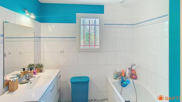 Maison familiale 5 chambres avec piscine, double garage et terrain de 1200 m² sans vis-à-vis