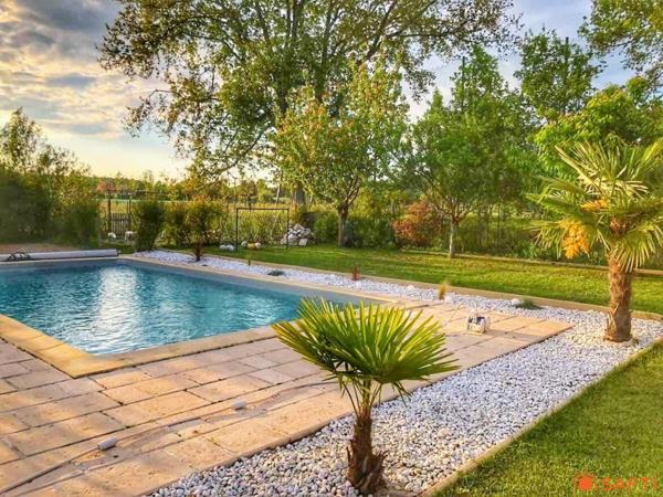 Maison familiale 5 chambres avec piscine, double garage et terrain de 1200 m² sans vis-à-vis