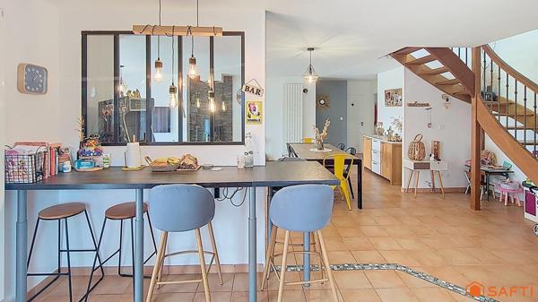 Maison familiale 5 chambres avec piscine, double garage et terrain de 1200 m² sans vis-à-vis