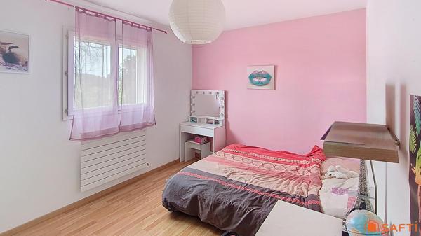 Maison familiale 5 chambres avec piscine, double garage et terrain de 1200 m² sans vis-à-vis