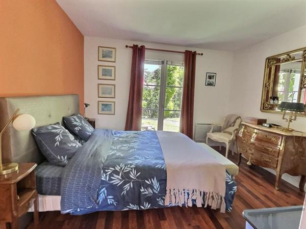 VILLA AVEC SUITE PARENTALE AU RDC  + 3 CHAMBRES - GARAGE 3 VOITURES - JARDIN AU SUD