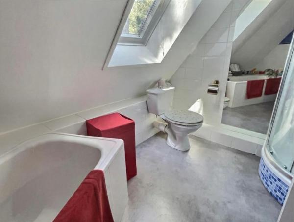 VILLA AVEC SUITE PARENTALE AU RDC  + 3 CHAMBRES - GARAGE 3 VOITURES - JARDIN AU SUD