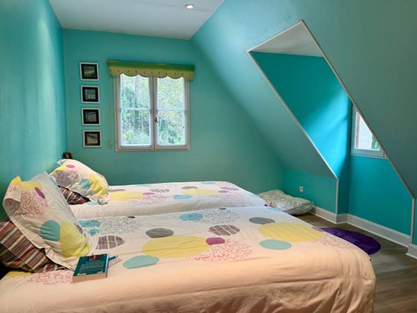 VILLA AVEC SUITE PARENTALE AU RDC  + 3 CHAMBRES - GARAGE 3 VOITURES - JARDIN AU SUD