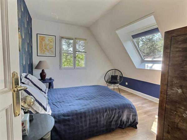 VILLA AVEC SUITE PARENTALE AU RDC  + 3 CHAMBRES - GARAGE 3 VOITURES - JARDIN AU SUD