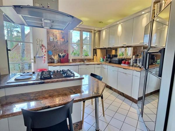 VILLA AVEC SUITE PARENTALE AU RDC  + 3 CHAMBRES - GARAGE 3 VOITURES - JARDIN AU SUD