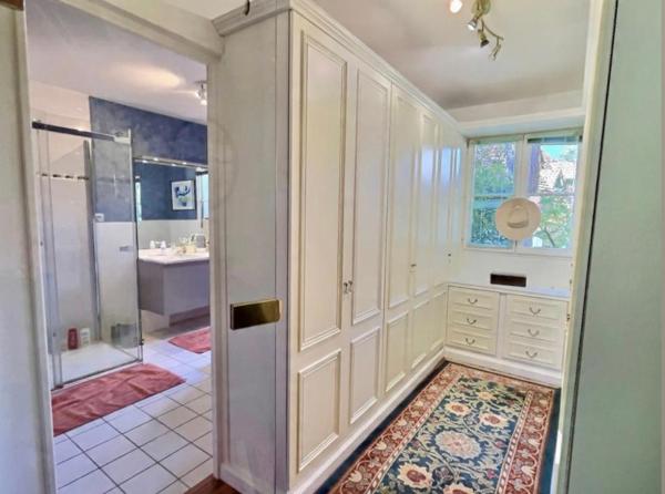 VILLA AVEC SUITE PARENTALE AU RDC  + 3 CHAMBRES - GARAGE 3 VOITURES - JARDIN AU SUD