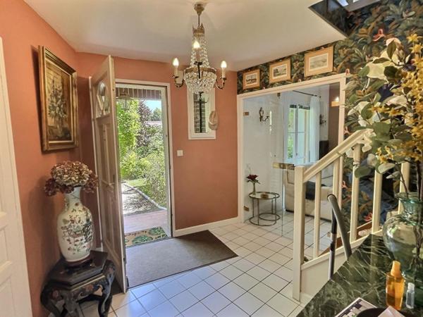 VILLA AVEC SUITE PARENTALE AU RDC  + 3 CHAMBRES - GARAGE 3 VOITURES - JARDIN AU SUD