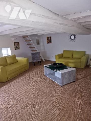 Ensemble immobilier composé de 2 maisons à vendre à Saint-Vaury (23320) en Creuse (23).
Au n°8...