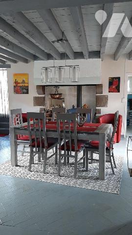 Ensemble immobilier composé de 2 maisons à vendre à Saint-Vaury (23320) en Creuse (23).
Au n°8...