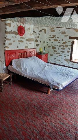 Ensemble immobilier composé de 2 maisons à vendre à Saint-Vaury (23320) en Creuse (23).
Au n°8...