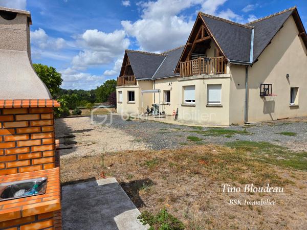 En EXCLUSIVITE par Tino BLOUDEAU 
NOYERS-SUR-CHER – CALME ABSOLU, ESPACE ET VUE SUR LE CHÂTEAU

Située dans un environnement calme et sans vis-à-vis, cette propriété offre un cadre de vie rare, à seulement quelques minutes des commodités de Noyers-sur-Cher et Saint-Aignan. Commerces, écoles, services et transports sont rapidement accessibles en voiture, tout comme le centre de Saint-Aignan et ses commerces.

UNE PROPRIÉTÉ QUI OFFRE DE L’ESPACE
Après un long chemin privé, arboré et clôturé par un portail motorisé découvrez cette maison est implantée sur une parcelle de 3 860 m², avec de nombreux arbres fruitiers et plusieurs espaces à aménager selon vos envies. Vous profiterez déjà de plusieurs équipements extérieurs : cabanons de jardin, terrain de pétanque et barbecue fixe.
Le tout dans un environnement particulièrement paisible, sans aucun vis-à-vis.

215 M² HABITABLES ET UNE VIE DE PLAIN-PIED
Construite en 2012, la maison associe le confort d’une construction récente au charme des poutres apparentes.
Au rez-de-chaussée :
* Une pièce de vie traversante et lumineuse de plus de 65 m²
* Une cuisine semi-ouverte d'environ 14 m²
* Une grande chambre de 21 m² avec rangements
* Une salle de bains avec double vasque
* WC indépendant
* Cellier / buanderie

À l’étage un large palier s'ouvre sur :
* 4 chambres, dont 2 de plus de 15 m² avec chacune leur balcon privatif offrant cette vue dégagée et remarquable sur la Château de Saint Aignan
* 2 chambres d'environ 9 m² à 1.80m de hauteur, soit environ 12 m² au sol
* Un bureau avec arrivées d’eau et évacuation, déjà prêt à accueillir une salle de douche
* Un WC indépendant
* Un débarra

CONFORT THERMIQUE
La maison bénéficie d'un DPE classé B, gage d'une bonne performance énergétique.
Le chauffage est actuellement assuré par une pompe à chaleur, avec chauffage au sol au rez-de-chaussée et radiateurs à l'étage.

DES TRAVAUX À PRÉVOIR, MAIS UN BEAU POTENTIEL
La maison nécessite quelques travaux, qu'il est important de prendre en compte :

* Balcons à finaliser
* Création d'une salle d'eau à l'étage, avec les arrivées d'eaux et évacuations déjà prévues
* Extérieurs à aménager selon vos envies

Ces travaux permettent surtout de personnaliser la maison et d'en révéler tout le potentiel, sans remettre en cause ses principaux atouts : surface, terrain, calme, absence de vis-à-vis, performance énergétique et vue exceptionnelle.

LES POINTS FORTS
✔ 215 m² habitables
✔ 3 860 m² de terrain
✔ 5 chambres dont une de plain-pied
✔ Vie de plain-pied
✔ Pièce de vie de +65 m²
✔ DPE B
✔ Chauffage au sol au RDC
✔ Aucun vis-à-vis
✔ Calme absolu
✔ Vue remarquable sur le château de Saint-Aignan
✔ Portail motorisé et chemin privé
✔ Terrain de pétanque, barbecue et cabanons

Une grande maison familiale, dans un environnement rare, avec encore du potentiel à exploiter.

📞 Contactez-moi pour en découvrir les volumes, le cadre et surtout cette vue qui ne laisse pas indifférent.