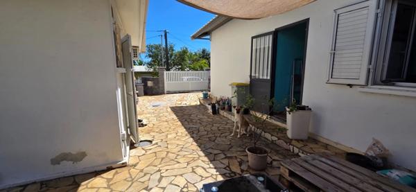 SAINTE CLOTILDE (974) A vendre Maison 6 pièces de 92 m² rénovée entièrement + dépendance T2 sur parcelle de 411 m²