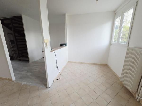 Maison à finir de rénover 4 chambres Jardin Garage