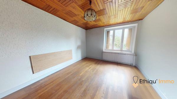Maison individuelle avec chambre de plein pied + dépendances et jardin