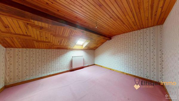 Maison individuelle avec chambre de plein pied + dépendances et jardin