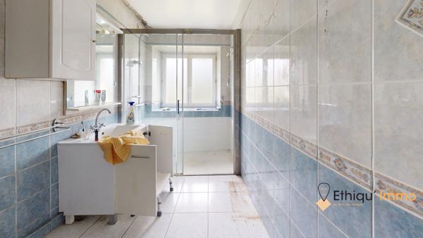 Maison individuelle avec chambre de plein pied + dépendances et jardin