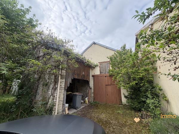 Maison individuelle avec chambre de plein pied + dépendances et jardin