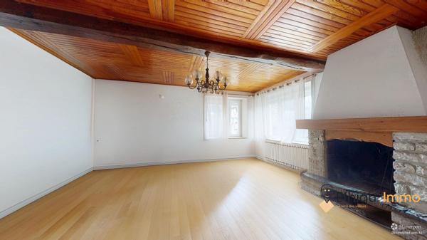 Maison individuelle avec chambre de plein pied + dépendances et jardin