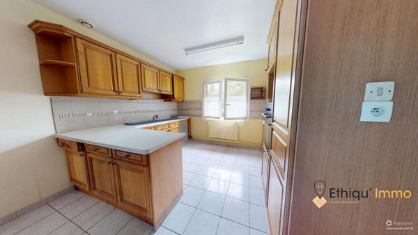 Maison individuelle avec chambre de plein pied + dépendances et jardin