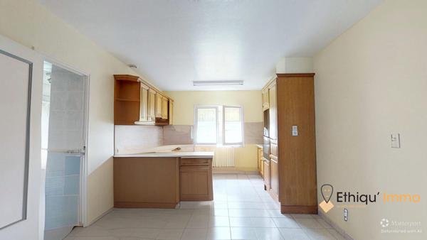 Maison individuelle avec chambre de plein pied + dépendances et jardin