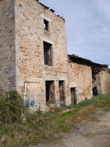 Un lot de terres agricoles de 10 hectares avec une vieille batisse