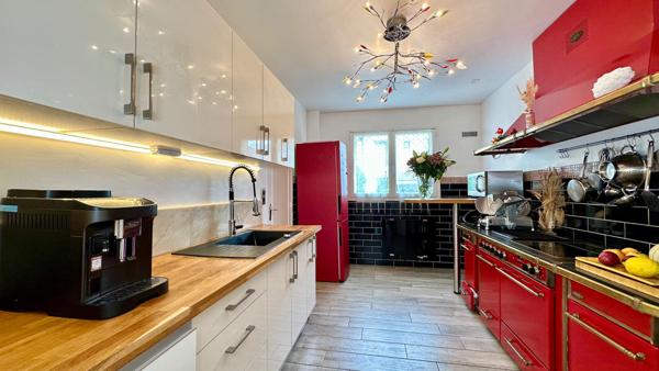 Incroyable vue pour cette maison avec piscine - 4 chambres - piscine - jacuzzi - sauna - garage