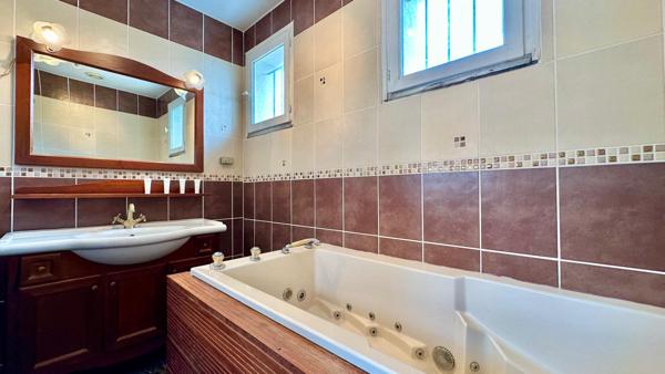 Incroyable vue pour cette maison avec piscine - 4 chambres - piscine - jacuzzi - sauna - garage