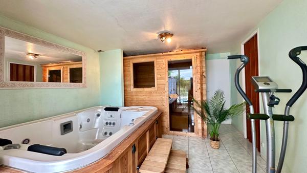 Incroyable vue pour cette maison avec piscine - 4 chambres - piscine - jacuzzi - sauna - garage