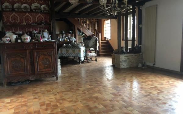 Immeuble à vendre    5 pièces •  Saint-Marcel