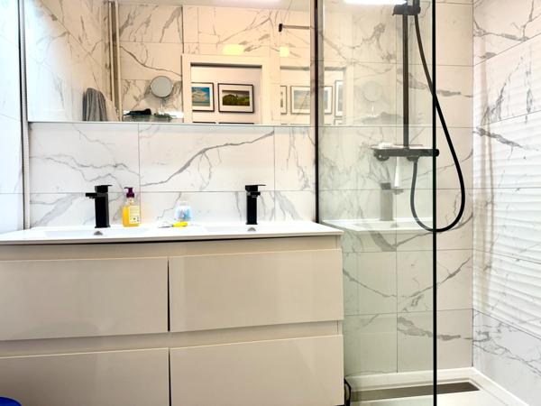 T3 EXCELLENT ÉTAT ÉTAGE ÉLEVÉ / BALCON / STATIONNEMENT