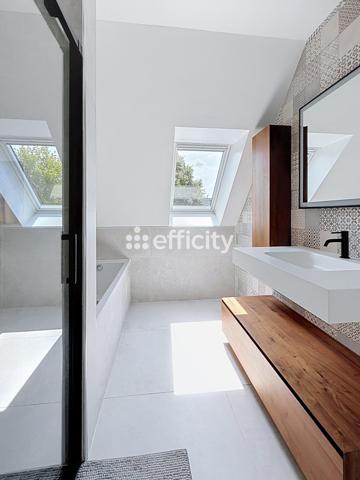 Maison
         5 pièces
        - 115 m² 365 000 € *