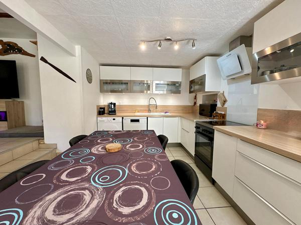 À VENDRE 13610 LE PUY-SAINTE-RÉPARADE MAISON DE VILLAGE 6 PIÈCES ENVIRON 98M² AVEC TERRASSE ET STATIONNEMENT.