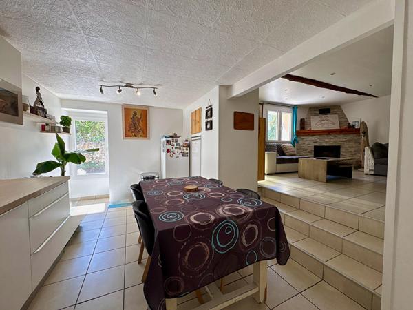 À VENDRE 13610 LE PUY-SAINTE-RÉPARADE MAISON DE VILLAGE 6 PIÈCES ENVIRON 98M² AVEC TERRASSE ET STATIONNEMENT.