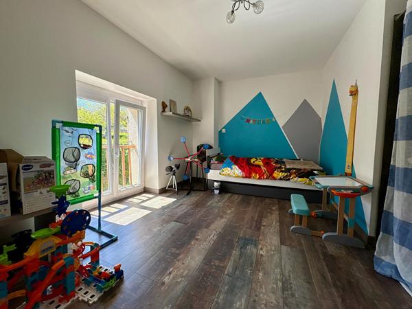 À VENDRE 13610 LE PUY-SAINTE-RÉPARADE MAISON DE VILLAGE 6 PIÈCES ENVIRON 98M² AVEC TERRASSE ET STATIONNEMENT.