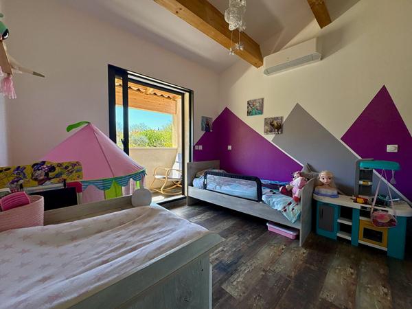 À VENDRE 13610 LE PUY-SAINTE-RÉPARADE MAISON DE VILLAGE 6 PIÈCES ENVIRON 98M² AVEC TERRASSE ET STATIONNEMENT.