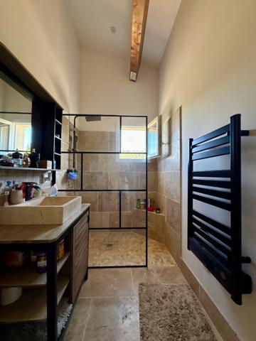 À VENDRE 13610 LE PUY-SAINTE-RÉPARADE MAISON DE VILLAGE 6 PIÈCES ENVIRON 98M² AVEC TERRASSE ET STATIONNEMENT.