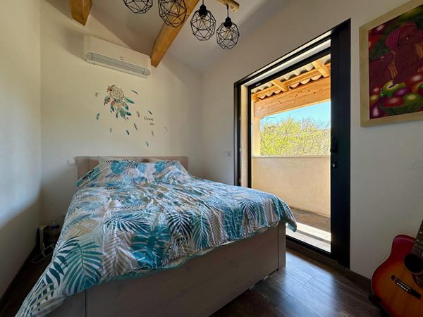 À VENDRE 13610 LE PUY-SAINTE-RÉPARADE MAISON DE VILLAGE 6 PIÈCES ENVIRON 98M² AVEC TERRASSE ET STATIONNEMENT.