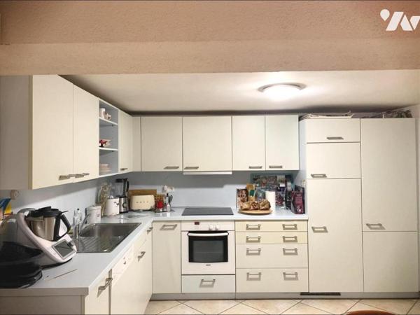 A VENDRE - DIVONNE LES BAINS - T2 LOUE - 54 m2 - cave, cour, deux stationnements privatifs -