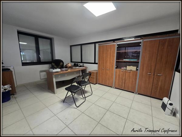 Local/ Atelier + bureau À VENDRE – de 508 m² avec grand terrain clos de 3 737 m² – Emplacement stratégique SAINT JEAN D'ANGELY (17)