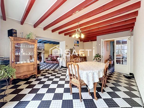 Maison de caractère de 220 m² au cœur de la cité médiévale de Saint-Loup-Lamairé avec studio indépendant, garage et dépendances.
