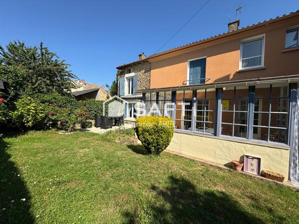 Maison de caractère de 220 m² au cœur de la cité médiévale de Saint-Loup-Lamairé avec studio indépendant, garage et dépendances.