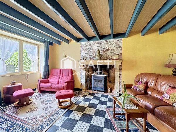 Maison de caractère de 220 m² au cœur de la cité médiévale de Saint-Loup-Lamairé avec studio indépendant, garage et dépendances.