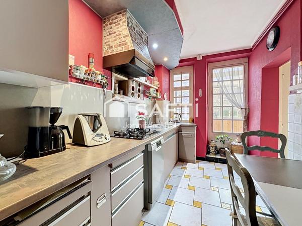 Maison de caractère de 220 m² au cœur de la cité médiévale de Saint-Loup-Lamairé avec studio indépendant, garage et dépendances.
